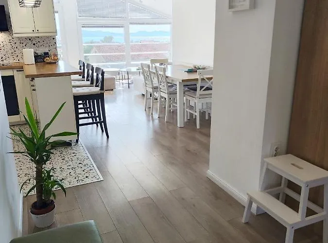 Apartment Iva's Cosy Apartment, Sea View And Free Parking